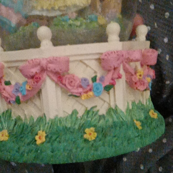 Easter spring season snow globe - Picture 3 of 5